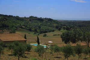 Blick von Casale über den Agriturismo zum Meer