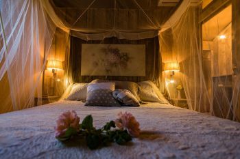 Schlafzimmer mit Doppelbett